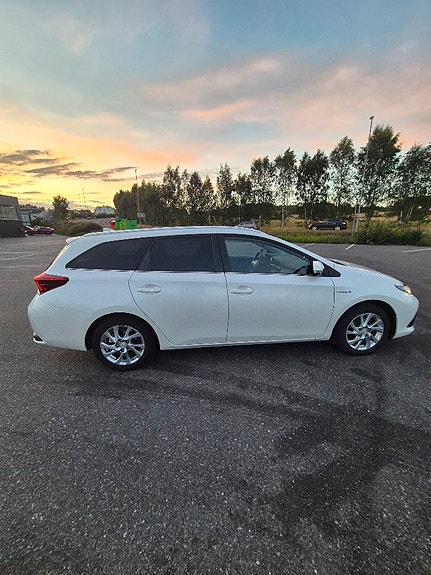 Toyota Auris 4 of 27