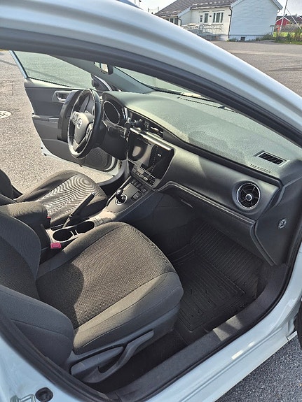 Toyota Auris 13 of 27