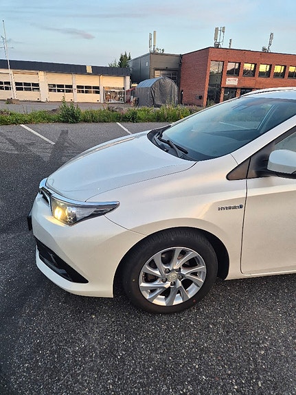 Toyota Auris 7 of 27
