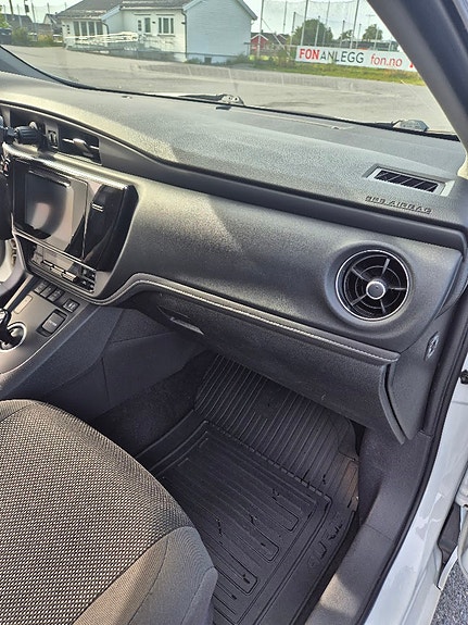 Toyota Auris 16 of 27