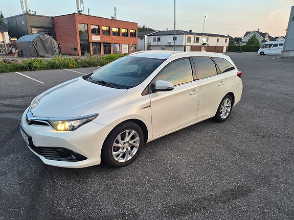 Toyota Auris 8 of 27