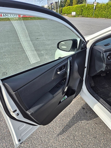 Toyota Auris 25 of 27