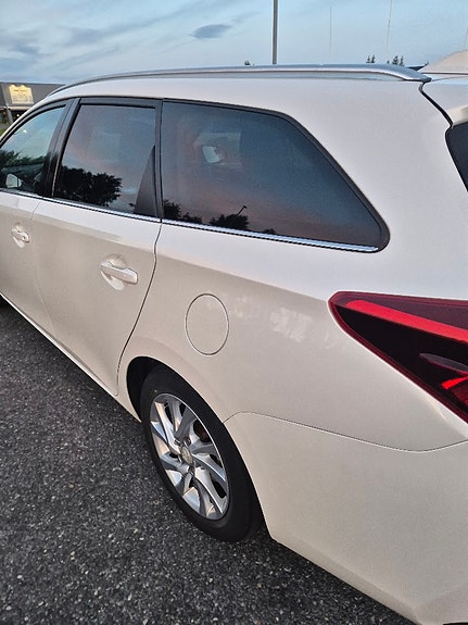 Toyota Auris 9 of 27