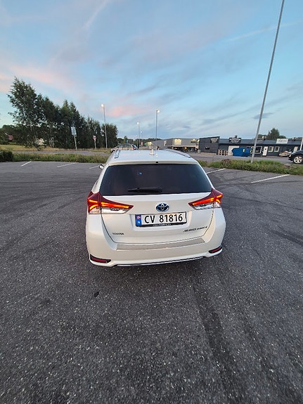 Toyota Auris 2 of 27