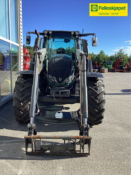 Valtra N134 2 of 10