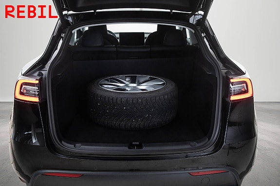 Tesla Model Y 24 of 27
