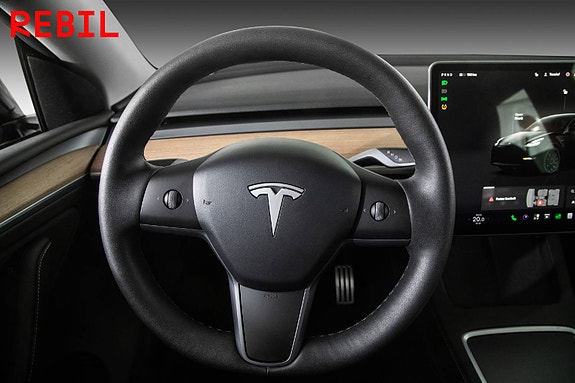 Tesla Model Y 12 of 27