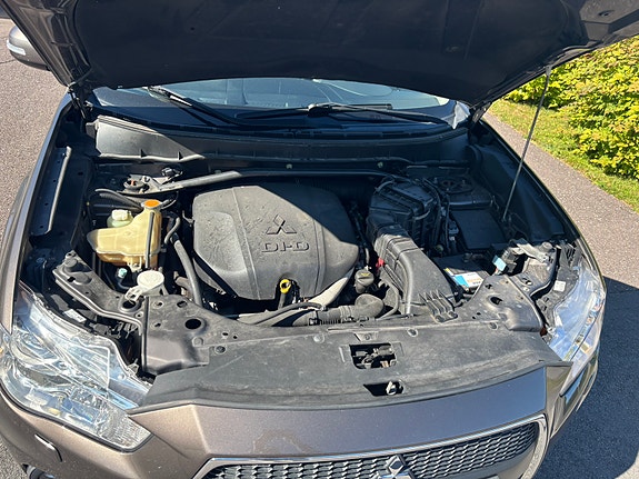 Mitsubishi Outlander 2 of 19
