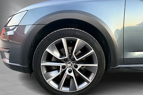 Skoda Octavia Scout 5 of 30