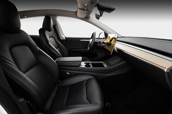 Tesla Model Y 24 of 29