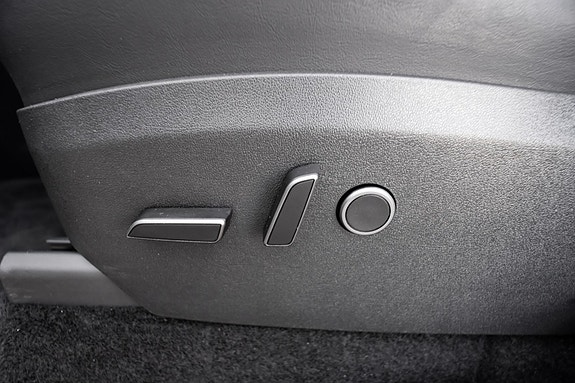 Tesla Model Y 20 of 29
