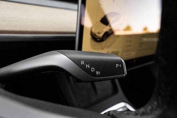 Tesla Model Y 17 of 29