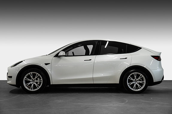 Tesla Model Y 3 of 29