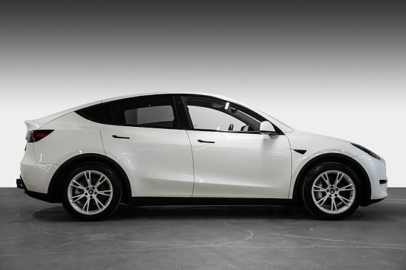 Tesla Model Y 6 of 29