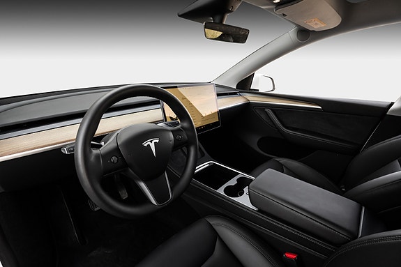 Tesla Model Y 10 of 29