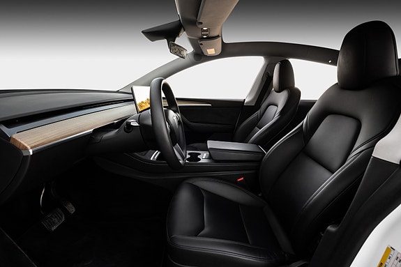 Tesla Model Y 9 of 29