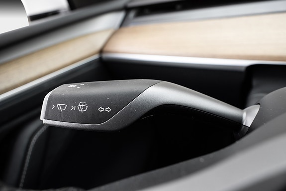 Tesla Model Y 16 of 29