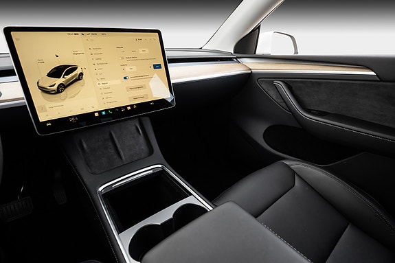 Tesla Model Y 15 of 29