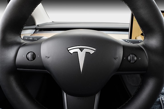 Tesla Model Y 18 of 29
