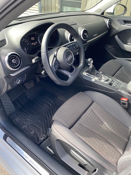 Audi e-tron 8 of 15