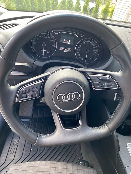 Audi e-tron 9 of 15