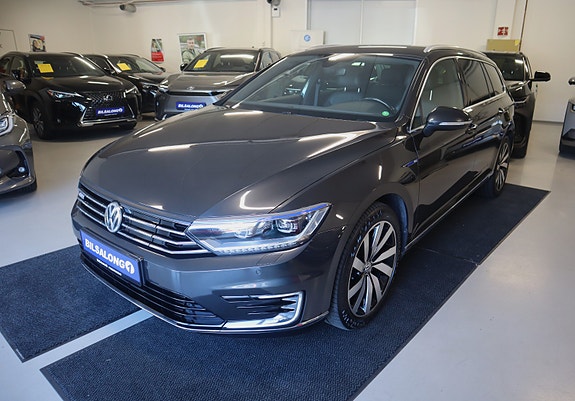 Volkswagen Passat 2 of 30