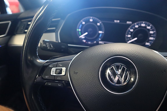 Volkswagen Passat 22 of 30