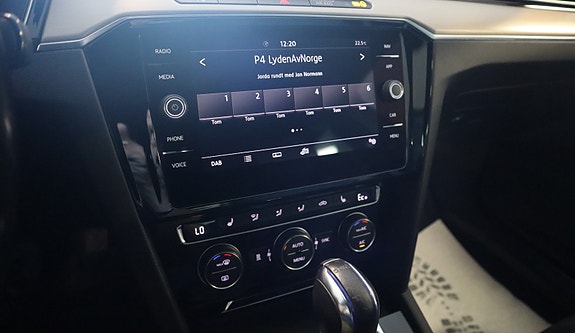 Volkswagen Passat 27 of 30