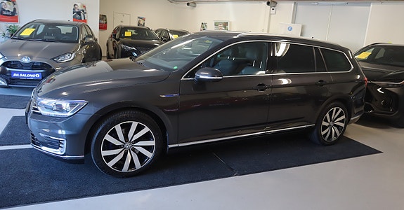Volkswagen Passat 3 of 30