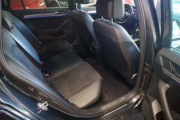 Volkswagen Passat 18 of 30