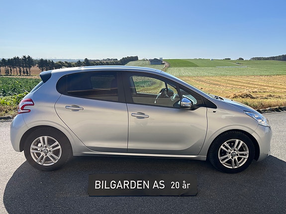 Peugeot 208 3 of 12