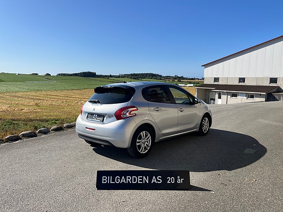 Peugeot 208 4 of 12