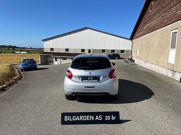 Peugeot 208 5 of 12