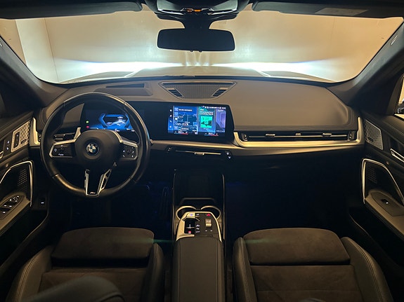 BMW iX1 9 of 30