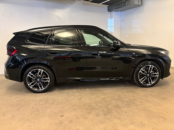 BMW iX1 7 of 30