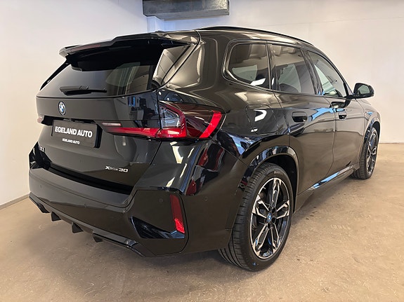 BMW iX1 5 of 30