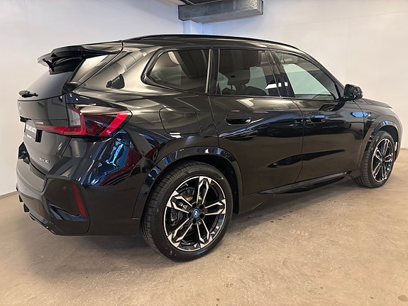 BMW iX1 6 of 30