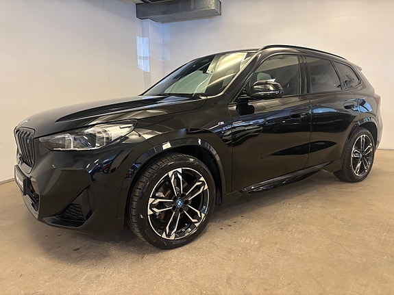 BMW iX1 2 of 30