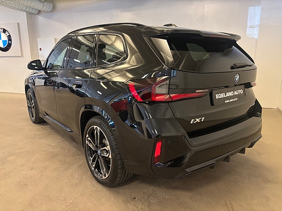 BMW iX1 4 of 30
