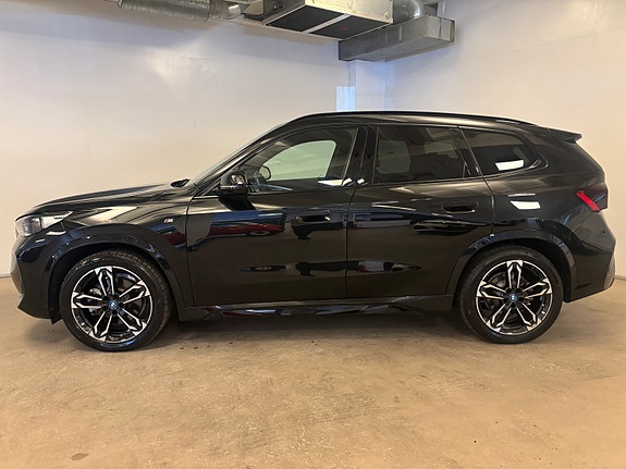 BMW iX1 3 of 30