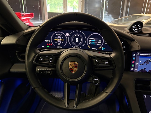 Porsche Taycan Cross Turismo 11 of 30