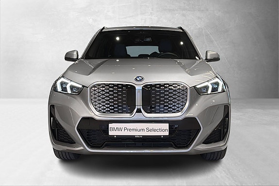 BMW iX1 2 of 20