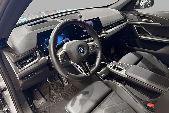 BMW iX1 5 of 20