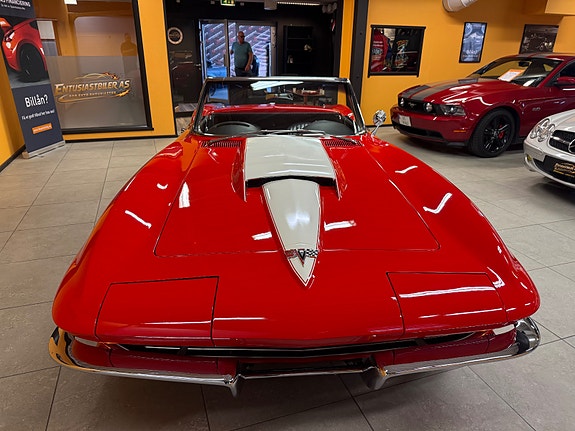 Chevrolet Corvette 10 of 30