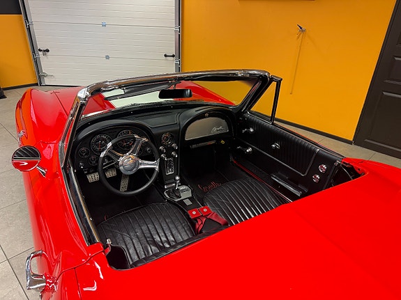 Chevrolet Corvette 18 of 30