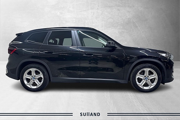 BMW iX1 6 of 28