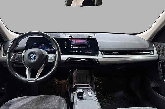 BMW iX1 10 of 28
