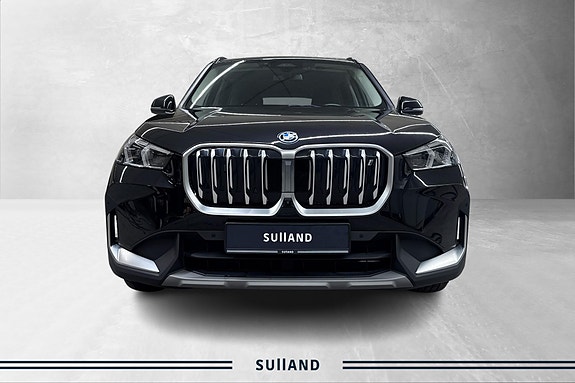 BMW iX1 8 of 28
