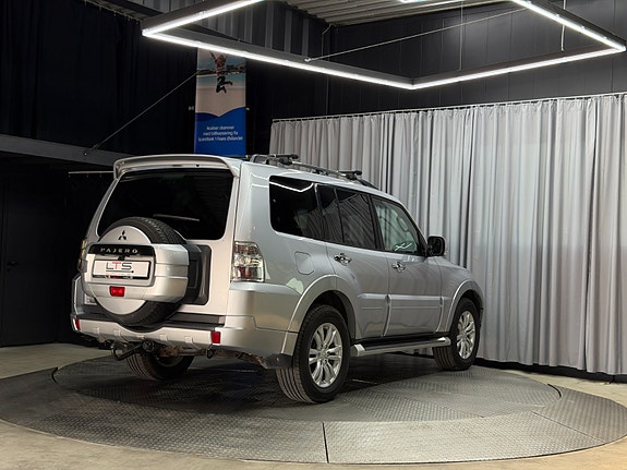 Mitsubishi Pajero 2 of 30