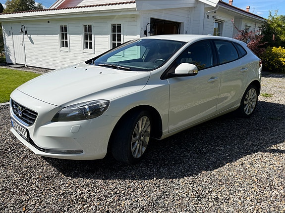 Volvo V40 2 of 17